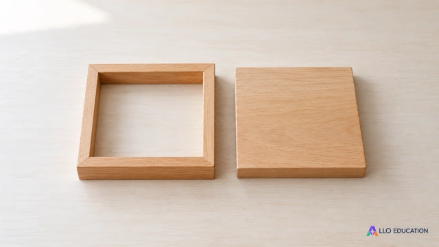 Un cadre carré en bois et une plaque carrée unie évoquent le lien entre côté et surface, sans inscription ni mesure à lire.