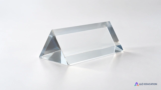 Un prisme transparent unique sur fond neutre, sans rayon, texte, spectre ou valeur inventés.